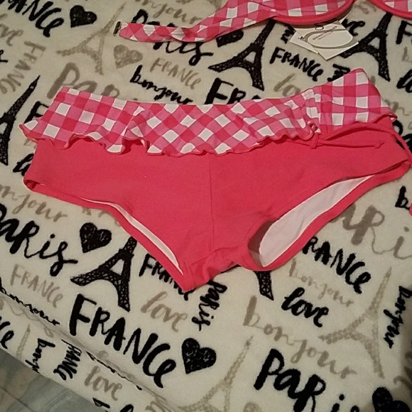 Sheridyn Fisher bikini - Picture 4 of 6